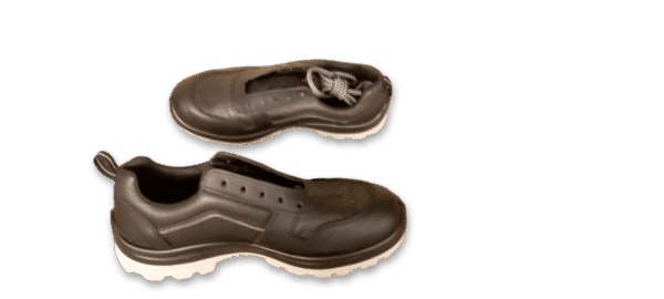 Vista superior de un par de zapatillas de seguridad GamaX, modelo 106CCA-116CCP, en color negro de cuero flor con suela gris.