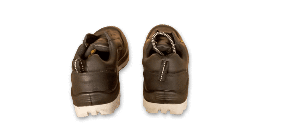 Zapatilla de seguridad Reforzada Negra GamaX 106CCA-116CCP Vista Trasera Par de zapatillas de seguridad GamaX, modelo 106CCA-116CCP, en color negro de cuero flor con suela gris, vistas desde la parte trasera.