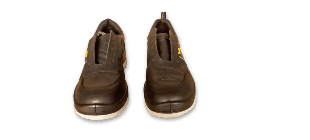 Zapatilla de seguridad Reforzada Negra GamaX 106CCA-116CCP Vista Frontal Par de zapatillas de seguridad GamaX, modelo 106CCA-116CCP, en color negro de cuero flor con suela gris, vistas de frente.