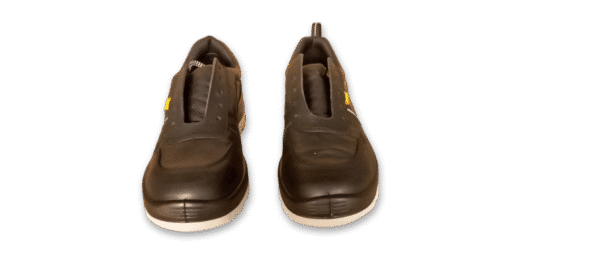 Par de zapatillas de seguridad GamaX, modelo 106CCA-116CCP, en color negro de cuero flor con suela gris, vistas de frente.