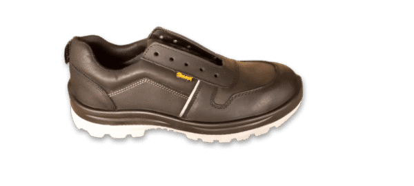 Zapatilla de seguridad GamaX, modelo 106CCA-116CCP, en color negro de cuero flor con suela gris, vista de perfil.