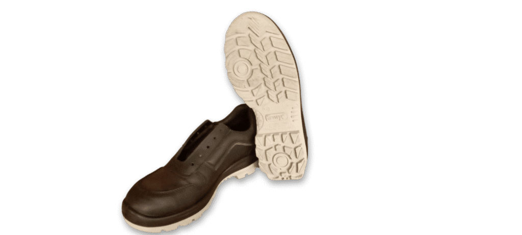 Zapatilla de seguridad Reforzada Negra GamaX 106CCA-116CCP con suela Zapatilla de seguridad GamaX, modelo 106CCA-116CCP, en color negro con detalles de cuero flor, junto a la suela de otro zapato, mostrando el diseño de tracción.