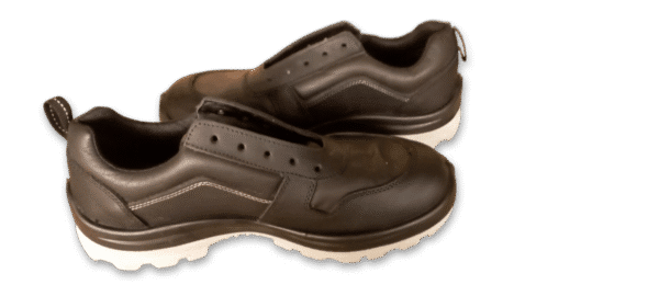 Zapatilla de seguridad GamaX, modelo 106CCA-116CCP, en color negro de cuero flor con suela gris, vista de perfil.