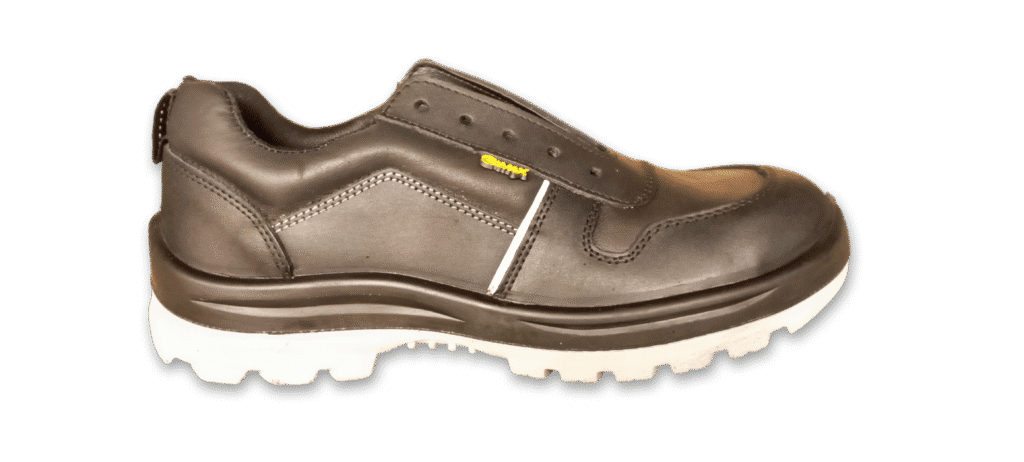 Zapatilla de seguridad Reforzada Negra GamaX 106CCA-116CCP Perfil Zapatilla de seguridad GamaX, modelo 106CCA-116CCP, en color negro de cuero flor con suela gris, vista de perfil.