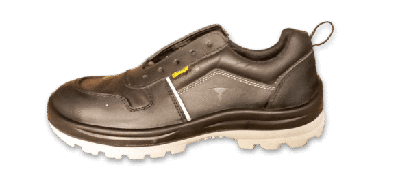 Zapatilla de seguridad GamaX, modelo 106CCA-116CCP, en color negro de cuero flor con suela gris, vista de perfil.
