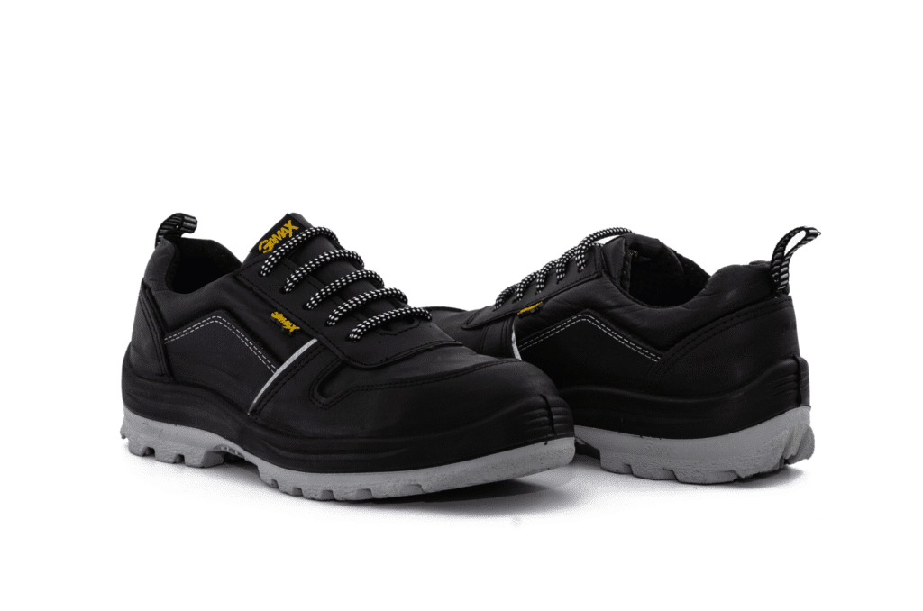 Zapatilla de seguridad Reforzada Negra GamaX 106CCA-116CCP Par de zapatillas de seguridad GamaX, modelo 106CCA-116CCP, en color negro de cuero flor con suela gris.