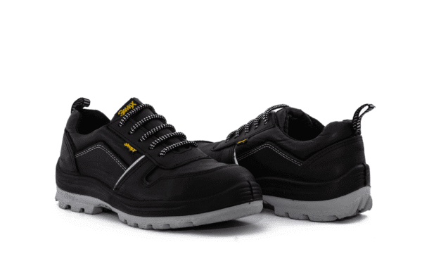 Par de zapatillas de seguridad GamaX, modelo 106CCA-116CCP, en color negro de cuero flor con suela gris.