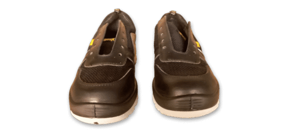 Par de zapatillas de seguridad GamaX, modelo 106CTA-116CTP, en color negro con detalles de tela de malla y cordones blancos y negros, vistos de frente.