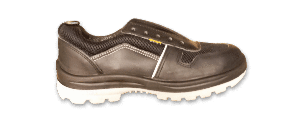 Zapatilla de seguridad Urbana Negra GamaX 106CTA-116CTP Perfil Zapatilla de seguridad GamaX, modelo 106CTA-116CTP, en color negro con detalles de tela de malla, vista de perfil.