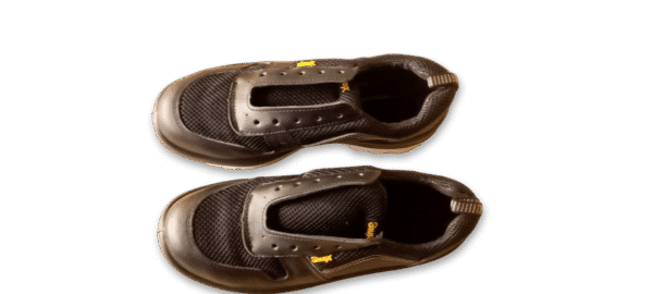 Vista superior de un par de zapatillas de seguridad GamaX, modelo 106CTA-116CTP, en color negro con detalles de tela de malla.