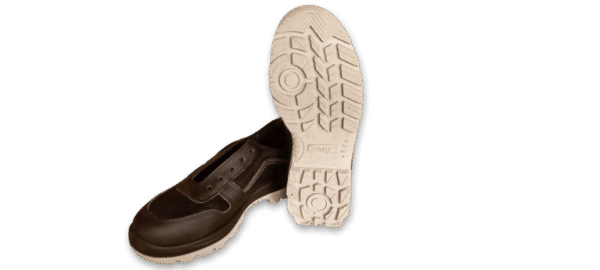 Zapatilla de seguridad GamaX, modelo 106CTA-116CTP, en color negro con detalles de tela de malla, junto a la suela de otro zapato, mostrando el diseño de tracción.