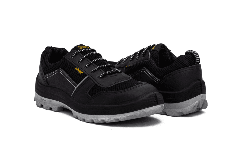 Par de zapatillas de seguridad GamaX, modelo 106CTA-116CTP, en color negro con detalles de tela de malla y cordones blancos y negros.
