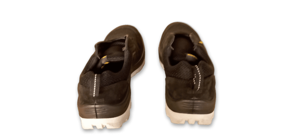 Zapatilla de seguridad Dinámica Negra GamaX 106GTA-116GTP Vista Trasera Zapatilla de seguridad GamaX, modelo 106GTA-116GTP, en color negro de gamuza y tela con suela gris, vista trasera.