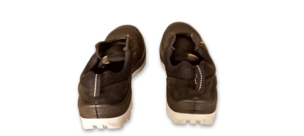 Zapatilla de seguridad GamaX, modelo 106GTA-116GTP, en color negro de gamuza y tela con suela gris, vista trasera.