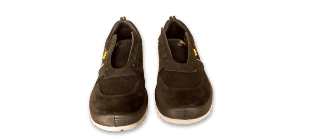 Zapatilla de seguridad Dinámica Negra GamaX 106GTA-116GTP Vista Frontal Par de zapatillas de seguridad GamaX, modelo 106GTA-116GTP, en color negro de gamuza y tela con suela gris, vistas de frente.