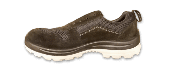 Zapatilla de seguridad GamaX, modelo 106GTA-116GTP, en color negro de gamuza y tela con suela gris, mostrando el diseño de tracción.
