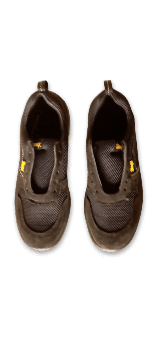 Vista superior de un par de zapatillas de seguridad GamaX, modelo 106GTA-116GTP, en color negro de gamuza y tela con suela gris.