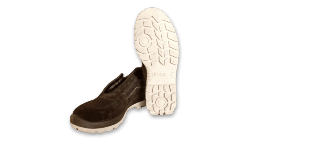 Zapatilla de seguridad Dinámica Negra GamaX 106GTA-116GTP con suela Zapatilla de seguridad GamaX, modelo 106GTA-116GTP, en color negro de gamuza y tela con suela blanca, mostrando el diseño de tracción.