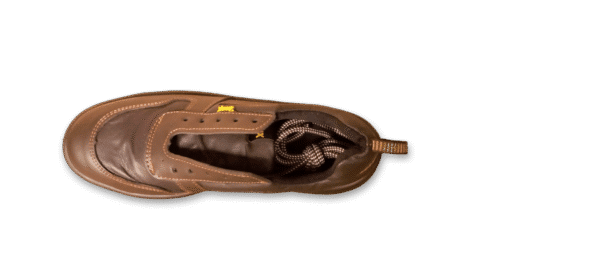 Vista superior de una zapatilla de seguridad GamaX, modelo 106CCA-116CCP, en color marrón de cuero flor con suela color caramelo.
