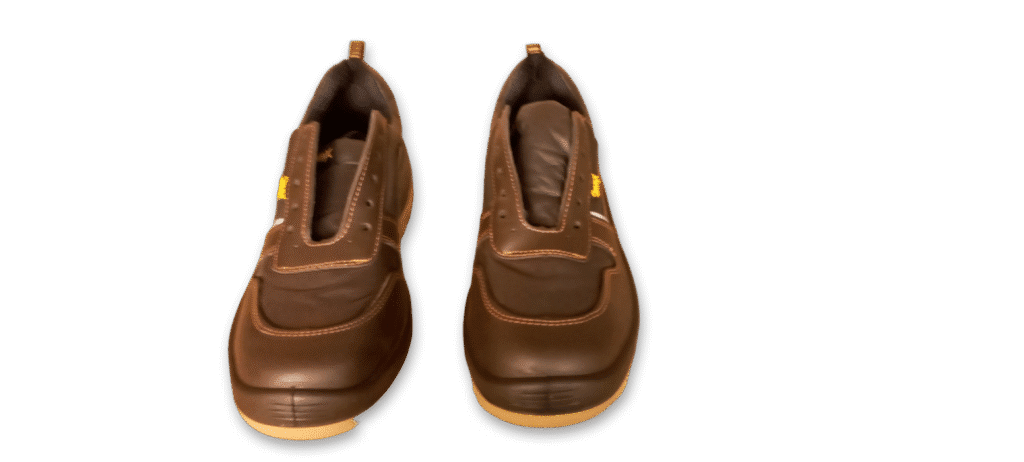 Zapatilla de seguridad Reforzada Marrón GamaX 106CCA-116CCP Vista Frontal Par de zapatillas de seguridad GamaX, modelo 106CCA-116CCP, en color marrón de cuero flor con suela color caramelo, vistas de frente.
