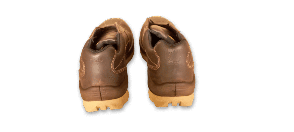 Par de zapatos de seguridad deportivos GamaX, modelo 107A-117P, en cuero flor color marrón con suela de doble densidad de color caramelo, vistas de espalda.