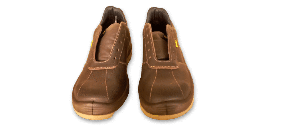 Par de zapatos de seguridad deportivos GamaX, modelo 107A-117P, en cuero flor color marrón con suela de doble densidad de color caramelo, vistas de frente.