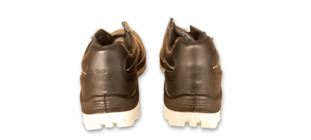 Par de zapatos de seguridad deportivos GamaX, modelo 107A-117P, en cuero flor color negro con suela de doble densidad de color blanco, vistas de espalda.