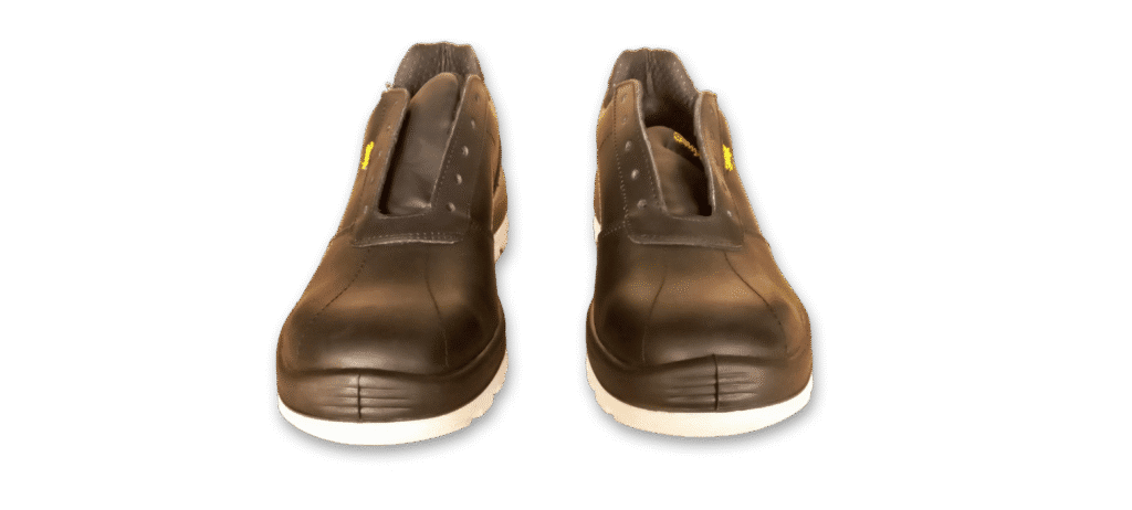 Par de zapatos de seguridad deportivos GamaX, modelo 107A-117P, en cuero flor color negro con suela de doble densidad de color blanco, vistas de frente.