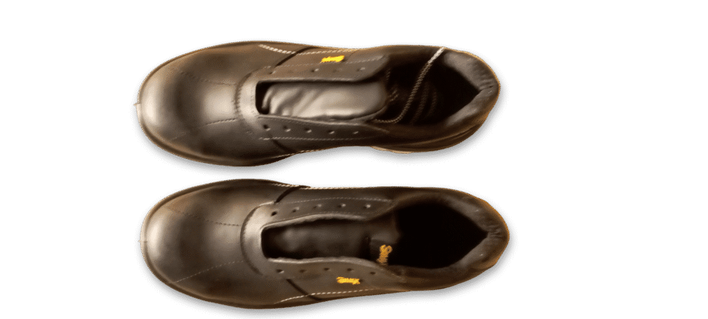 Par de zapatos de seguridad deportivos GamaX, modelo 107A-117P, en cuero flor color negro con suela de doble densidad de color blanco, vistas desde arriba.