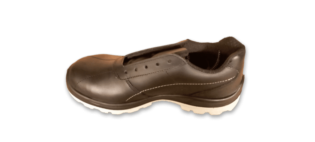 Zapato de seguridad GamaX, modelo 107A-117P, en cuero flor color negro con suela de doble densidad de color blanco, vista lateral y suela visible.