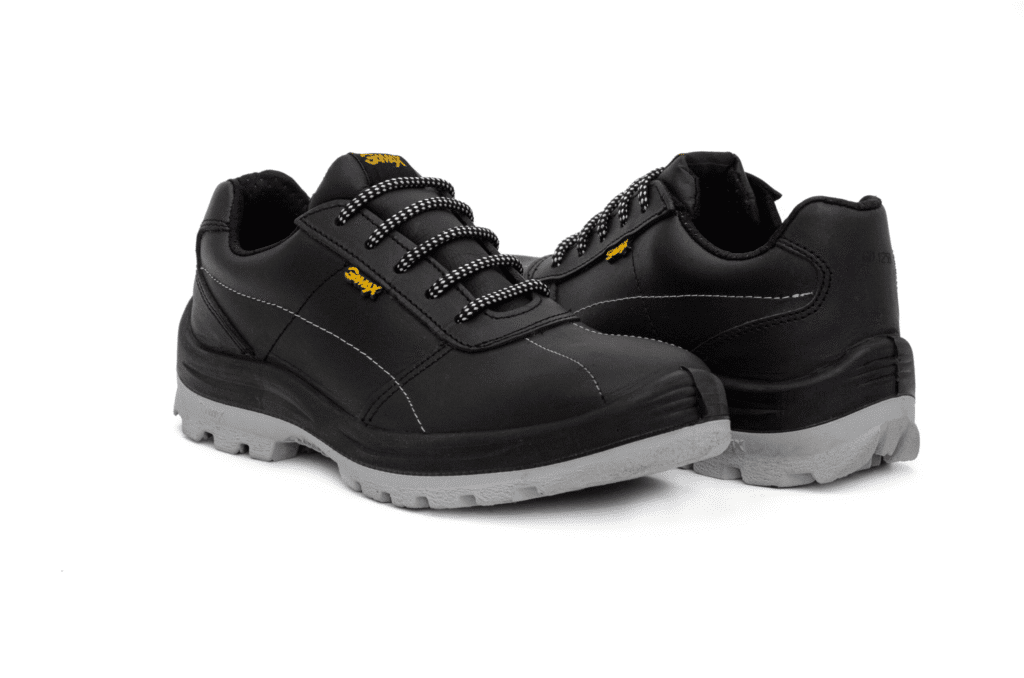 Par de zapatos de seguridad deportivos GamaX, modelo 107A-117P, en cuero flor color negro con suela de doble densidad de color gris y cordones.