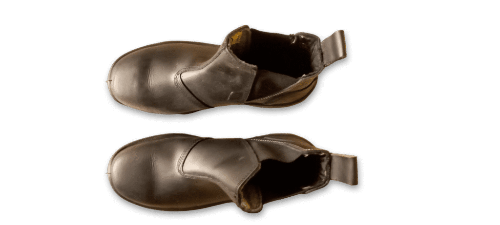 Vista superior del interior de un par de botines de seguridad elásticos GamaX, modelo 108A-118P, en color negro.