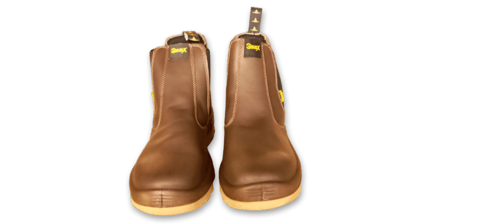 Par de botines de seguridad elásticos GamaX, modelo 108A-118P, en color marrón, vistos de frente, destacando la punta de protección y la suela clara.