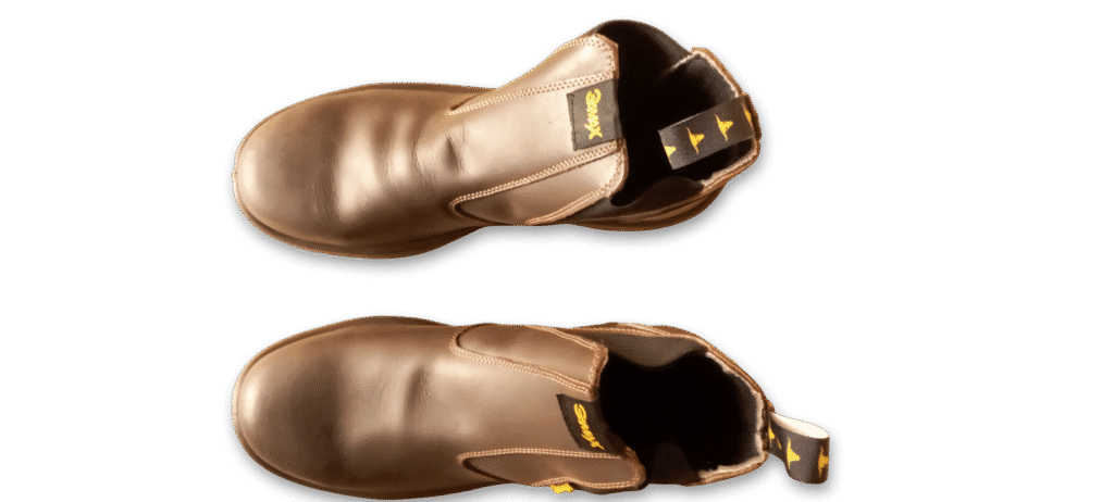 Vista superior del interior de un par de botines de seguridad elásticos GamaX, modelo 108A-118P, en color marrón, con la caña doblada para mostrar el interior del calzado.