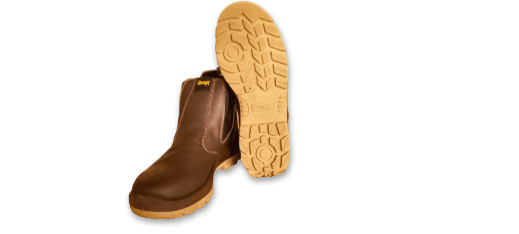 Botín de seguridad elástico GamaX, modelo 108A-118P, en color marrón, junto a otro botín apoyado sobre su suela antideslizante de color claro.