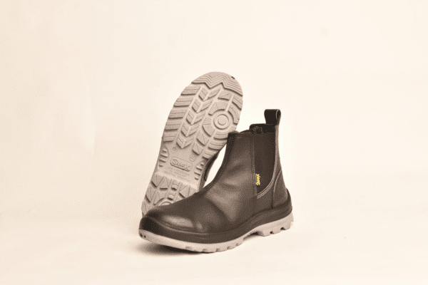 Par de botines de seguridad GamaX, modelo 108A-118P, en color negro, con un botín mostrando la suela de protección antideslizante.