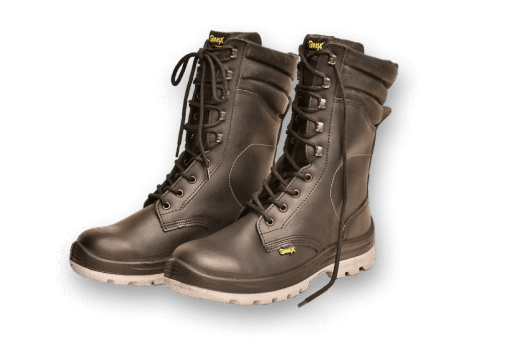 Par de borceguíes de seguridad clásicos GamaX modelo 109A-119P en color negro, con sus cordones sueltos y suela gris.