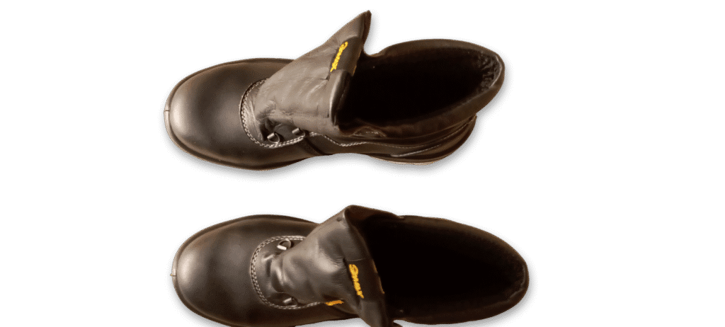 Par de botines de seguridad GamaX, modelo 110A-110P, en color negro, vistos desde la parte trasera, mostrando el acolchado de la caña y la suela.