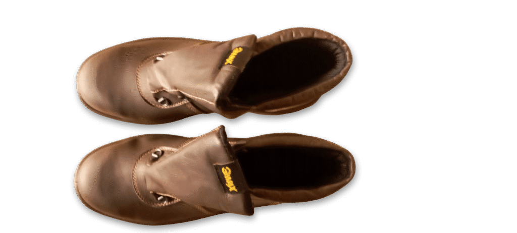 Vista superior de un par de botines de seguridad GamaX, modelo 110A-110P, en color marrón.
