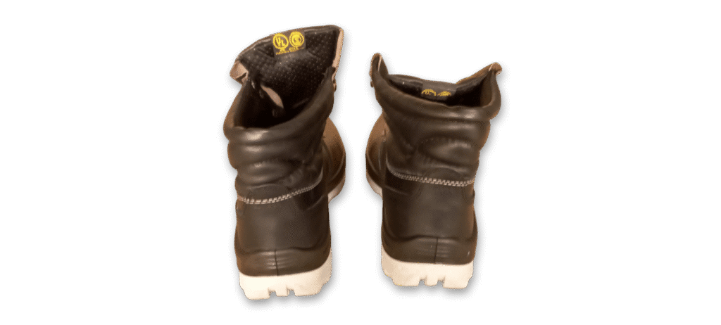 Botín de seguridad GamaX, modelo 110A-110P, en color negro, con vista lateral que muestra el acolchado de la caña y la puntera reforzada.