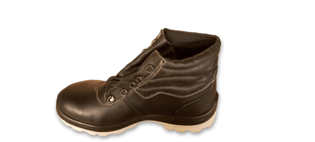 Botín de seguridad GamaX, modelo 110A-110P, en color negro, con vista lateral que muestra el acolchado de la caña, la suela antideslizante y la puntera reforzada.