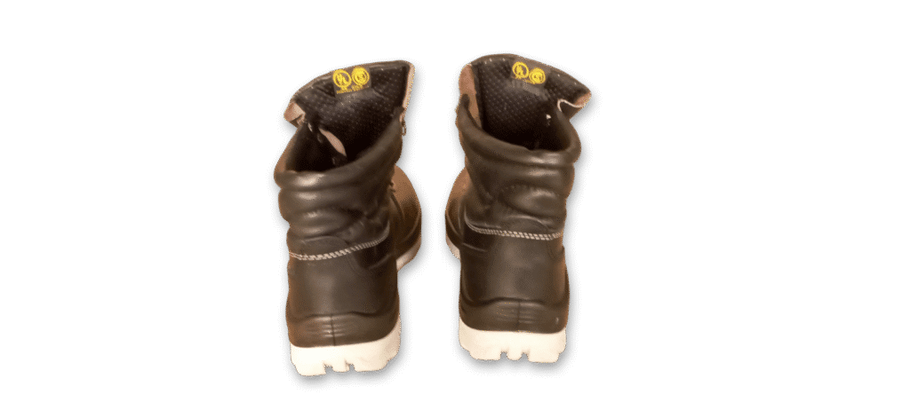 Botín de seguridad GamaX, modelo 110A-110P, en color negro, con vista lateral que muestra el acolchado de la caña y la puntera reforzada.