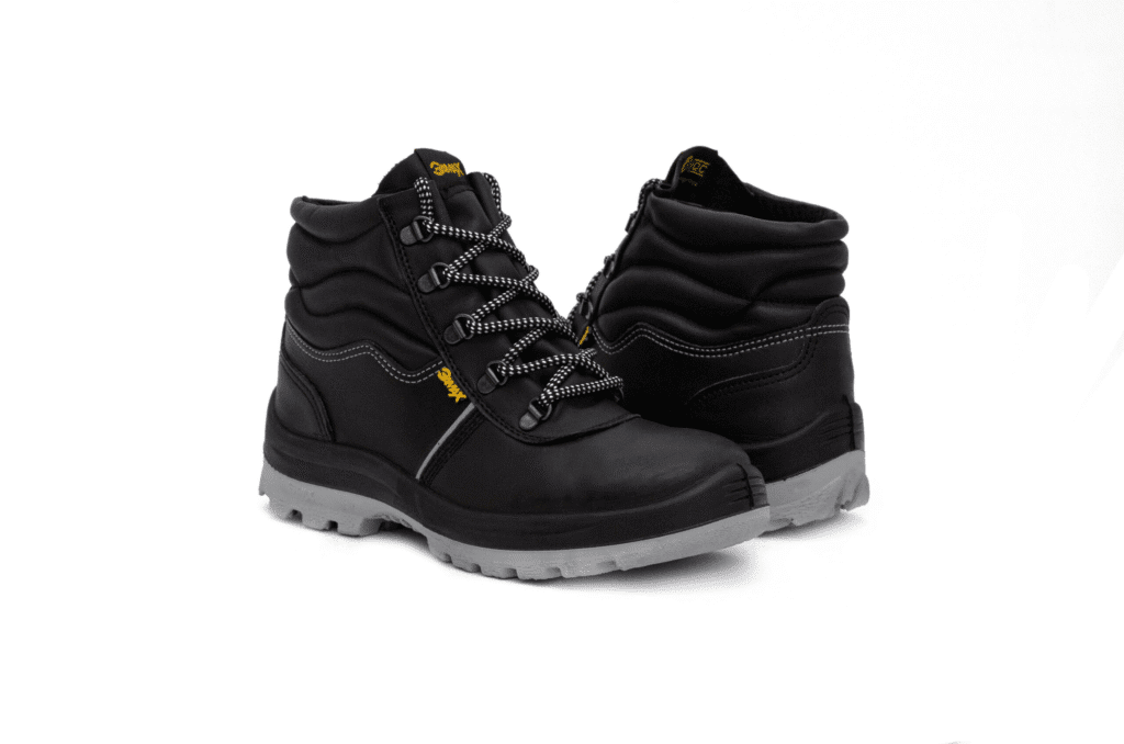 Par de botines de seguridad GamaX, modelo 110A-110P, de color negro con cordones bitono, vistos de frente y perfil, mostrando la suela robusta.