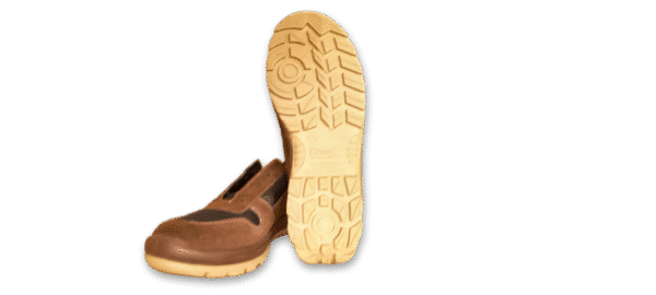 Vista superior de un par de zapatillas de seguridad GamaX, modelo 106GTA-116GTP, en color marrón de gamuza y tela con suela color crema.