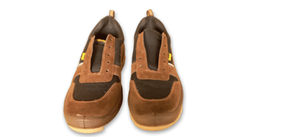 Par de zapatillas de seguridad GamaX, modelo 106GTA-116GTP, en color marrón de gamuza y tela con suela color crema, vistas de frente.