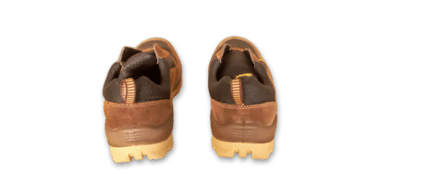 Par de zapatillas de seguridad GamaX, modelo 106GTA-116GTP, en color marrón de gamuza y tela con suela color crema, vistas de espalda.