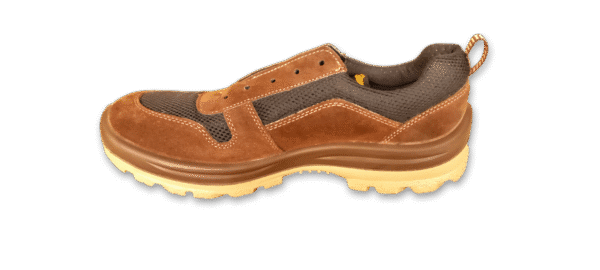 Zapatilla de seguridad GamaX, modelo 106GTA-116GTP, en color marrón de gamuza y tela con suela color crema, vista trasera.
