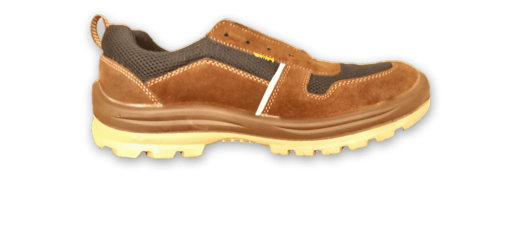 Zapatilla de seguridad Dinámica Marrón GamaX 106GTA-116GTP con suela Zapatilla de seguridad GamaX, modelo 106GTA-116GTP, en color marrón de gamuza y tela con suela color crema, mostrando el diseño de tracción.