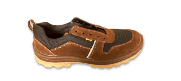 Vista superior de un par de zapatillas de seguridad GamaX, modelo 106GTA-116GTP, en color marrón de gamuza y tela con suela color crema.