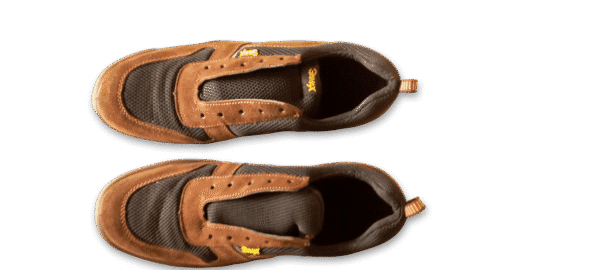 Vista superior de un par de zapatillas de seguridad GamaX, modelo 106GTA-116GTP, en color marrón de gamuza y tela con suela color crema.
